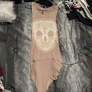 Skull high low top tank top size M